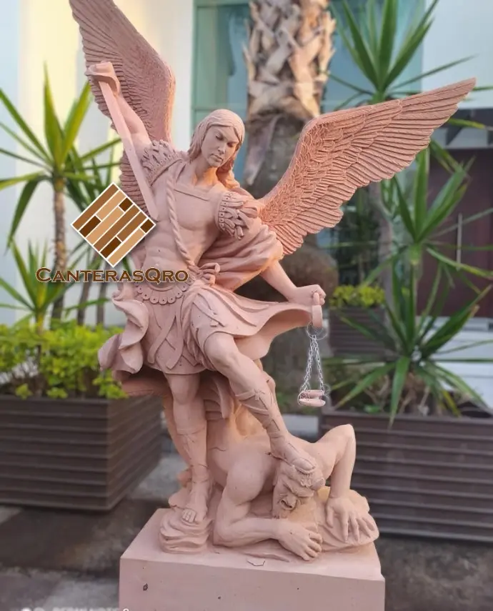 Escultura de San Miguel Arcángel en cantera rosa, tallada a mano en Querétaro